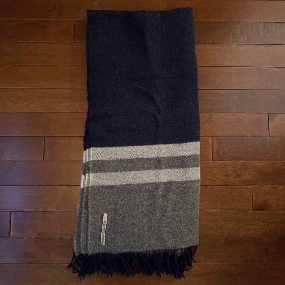 Alicia Adams Alpaca Canyon Throw - Navy/Dark Grey/Ivory - Picture 3 of 4